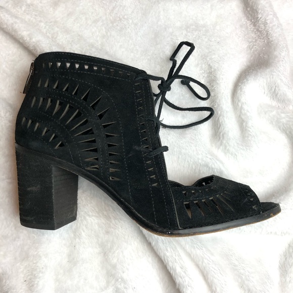 VINCE CAMUTO Tarita Cutout Perforated Lace Up Heeled Sandals Black Peep Toe 9.5 - Picture 2 of 8
